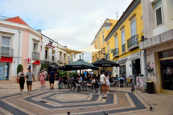Portekiz 'in Algarve şehrinin yayalara ayrılmış tarihi merkezinde turistler 21 Eylül 2024 Faro Portekiz