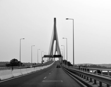 Guadiana Nehri üzerindeki asma köprü, Algarve Portekiz. Bu köprü İspanya sınırında yer alır.