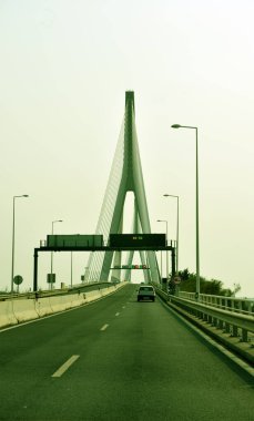 Guadiana Nehri üzerindeki asma köprü, Algarve Portekiz. Bu köprü İspanya sınırında yer alır.