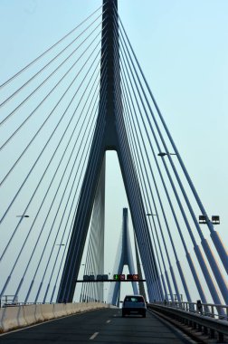Guadiana Nehri üzerindeki asma köprü, Algarve Portekiz. Bu köprü İspanya sınırında yer alır.