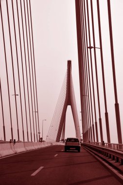 Guadiana Nehri üzerindeki asma köprü, Algarve Portekiz. Bu köprü İspanya sınırında yer alır.