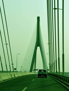 Guadiana Nehri üzerindeki asma köprü, Algarve Portekiz. Bu köprü İspanya sınırında yer alır.