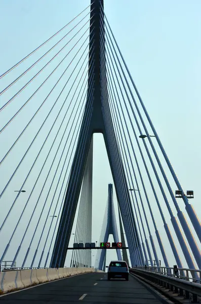 Guadiana Nehri üzerindeki asma köprü, Algarve Portekiz. Bu köprü İspanya sınırında yer alır.