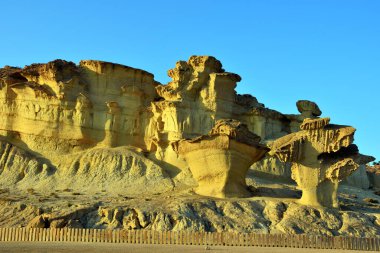 Çöl manzarası, kaya mantarları İspanya 'nın Murcia bölgesinin doğal bir anıtı olarak kabul edilir.