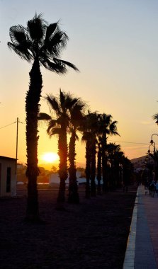 Bolnuevo Murcia İspanya 'da gün batımı kumsalı ve gezinti güvertesi