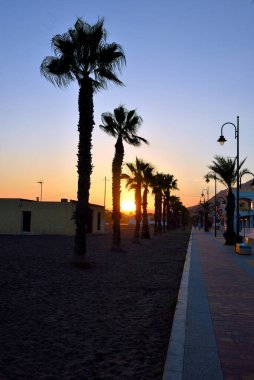 Bolnuevo Murcia İspanya 'da gün batımı kumsalı ve gezinti güvertesi