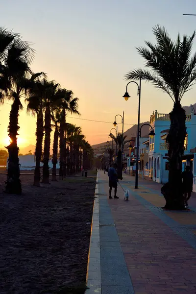 Bolnuevo Murcia İspanya 'da gün batımı kumsalı ve gezinti güvertesi