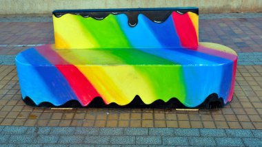 Bolnuevo Murcia İspanya 'daki deniz kenarında renkli bir bank.