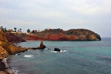 Bolnuevo Murcia İspanya 'da gün batımı kumsalı ve gezinti güvertesi