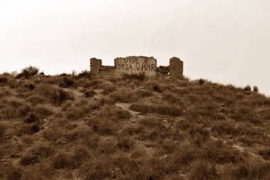 Mazarron Bolnuevo İspanya 'nın kıyısındaki bisiklet ve yaya yolu üzerinde yıkıntı olan tepe.