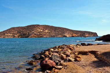 İspanya 'nın başkenti Mazarrn' da bulunan sahil, İspanya 'nın güneydoğusunda yer alan Murcia bölgesinde bulunan güzel altın kum ve kristal berraklığında suyla karakterize edilmiştir.
