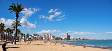 Plajın panoramik manzarası, Costa del Azahar 'da yer alan sahil 27 Sep 2024 Peniscola İspanya ile karakterize edilmiştir.