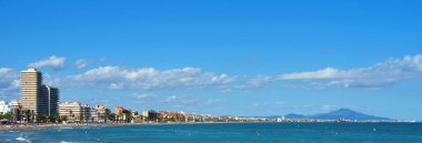 Kosta del Azahar 'da yer alan plajın panoramik manzarası sahil güzel altın rengi Peniscola İspanya ile karakterize edilir.