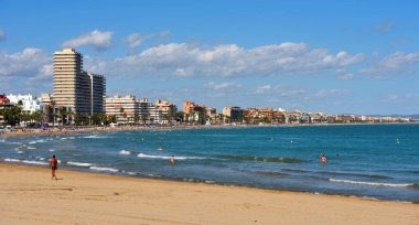 Plajın panoramik manzarası, Costa del Azahar 'da yer alan sahil 27 Sep 2024 Peniscola İspanya ile karakterize edilmiştir.