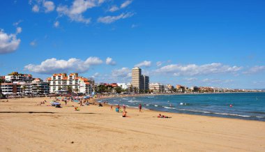 Plajın panoramik manzarası, Costa del Azahar 'da yer alan sahil 27 Sep 2024 Peniscola İspanya ile karakterize edilmiştir.