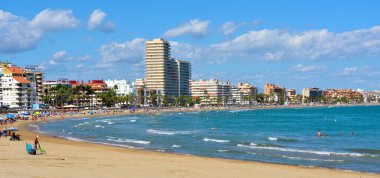 Plajın panoramik manzarası, Costa del Azahar 'da yer alan sahil 27 Sep 2024 Peniscola İspanya ile karakterize edilmiştir.