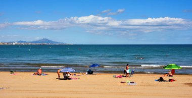 Plajın panoramik manzarası, Costa del Azahar 'da yer alan sahil 27 Sep 2024 Peniscola İspanya ile karakterize edilmiştir.