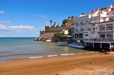  Şehir manzarası, 27 Eylül 2024 Peniscola İspanya 'sında denize dökülen kayalık bir yarımadanın üzerine inşa edilmiş kalesi ile bilinir.