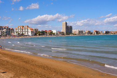 Plajın panoramik manzarası, Costa del Azahar 'da yer alan sahil 27 Sep 2024 Peniscola İspanya ile karakterize edilmiştir.