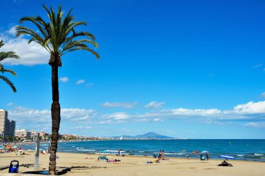 Plajın panoramik manzarası, Costa del Azahar 'da yer alan sahil 27 Sep 2024 Peniscola İspanya ile karakterize edilmiştir.