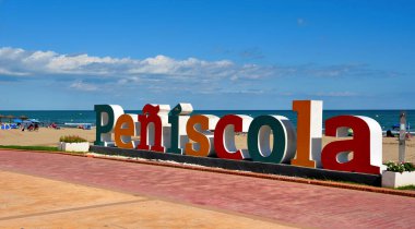 Kosta del Azahar 'da yer alan deniz manzarası sahil, 27 Eylül 2024 Peniscola İspanya' sının en güzel kumu ile karakterize edilmiştir.