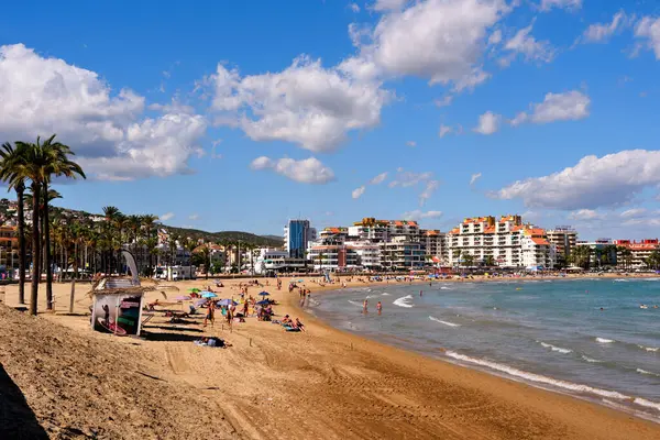 Plajın panoramik manzarası, Costa del Azahar 'da yer alan sahil 27 Sep 2024 Peniscola İspanya ile karakterize edilmiştir.