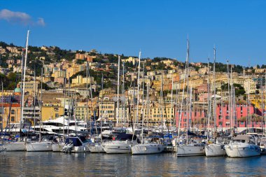 Donanma gemileri Porto Antico ve Ceneviz 'in tarihi merkezi, İtalya