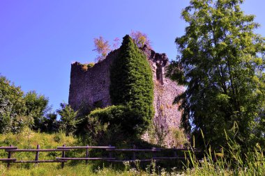 Garbagna Kalesi 'nden geriye kalanlar, İtalya' nın Piedmont eyaletindeki Alessandria eyaletinde yer alan Garbagna 'da bulunuyor.