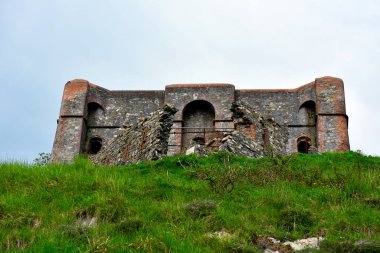 Forte Sperone, egemen konumundan dolayı İtalya 'nın Cenova Liguria bölgesinin en önemli yapılarından biriydi.