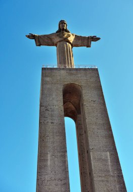Lizbon 'un karşısındaki Almada, Portekiz' de bulunan bir Katolik anıtı ve türbesi olan Kral İsa 'nın Ulusal Sığınağı (Cristo Rei).
