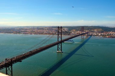 Tagus Nehri 'ni geçen 25 Nisan Köprüsü asma köprüsü Lizbon' u Almada, Portekiz 'e bağlıyor.