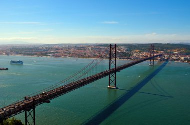 Tagus Nehri 'ni geçen 25 Nisan Köprüsü asma köprüsü, Lizbon' u Almada ile 26 Mayıs 2025 Lizbon Portekiz 'e bağlıyor.