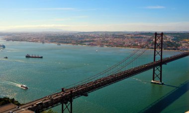 Tagus Nehri 'ni geçen 25 Nisan Köprüsü asma köprüsü, Lizbon' u Almada ile 26 Mayıs 2025 Lizbon Portekiz 'e bağlıyor.