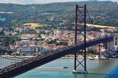 Tagus Nehri 'ni geçen 25 Nisan Köprüsü asma köprüsü, Lizbon' u Almada ile 26 Mayıs 2025 Lizbon Portekiz 'e bağlıyor.