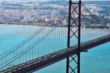 Tagus Nehri 'ni geçen 25 Nisan Köprüsü asma köprüsü, Lizbon' u Almada ile 26 Mayıs 2025 Lizbon Portekiz 'e bağlıyor.