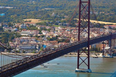 Tagus Nehri 'ni geçen 25 Nisan Köprüsü asma köprüsü, Lizbon' u Almada ile 26 Mayıs 2025 Lizbon Portekiz 'e bağlıyor.