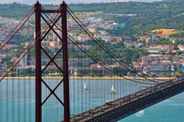 Tagus Nehri 'ni geçen 25 Nisan Köprüsü asma köprüsü, Lizbon' u Almada ile 26 Mayıs 2025 Lizbon Portekiz 'e bağlıyor.