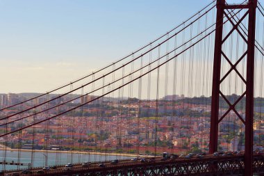 Tagus Nehri 'ni geçen 25 Nisan Köprüsü asma köprüsü, Lizbon' u Almada ile 26 Mayıs 2025 Lizbon Portekiz 'e bağlıyor.