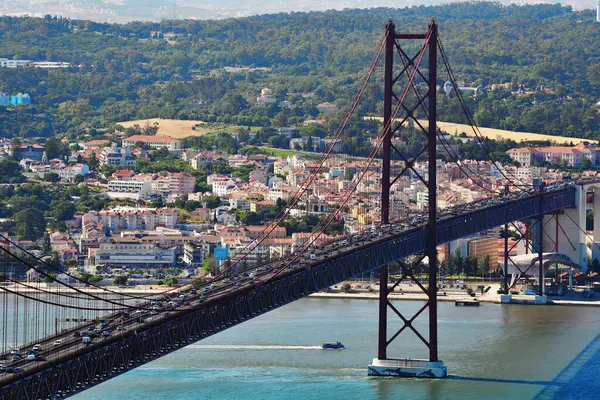 Tagus Nehri 'ni geçen 25 Nisan Köprüsü asma köprüsü, Lizbon' u Almada ile 26 Mayıs 2025 Lizbon Portekiz 'e bağlıyor.