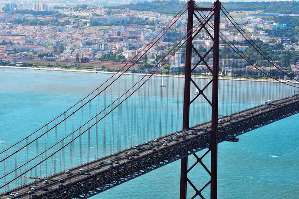 Tagus Nehri 'ni geçen 25 Nisan Köprüsü asma köprüsü, Lizbon' u Almada ile 26 Mayıs 2025 Lizbon Portekiz 'e bağlıyor.