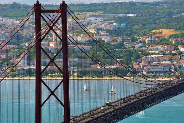 Tagus Nehri 'ni geçen 25 Nisan Köprüsü asma köprüsü, Lizbon' u Almada ile 26 Mayıs 2025 Lizbon Portekiz 'e bağlıyor.