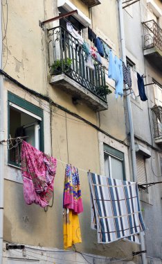 Lizbon Portekiz 'i kurutmak için giysi asılmış tarihi merkezde tipik bir ev.