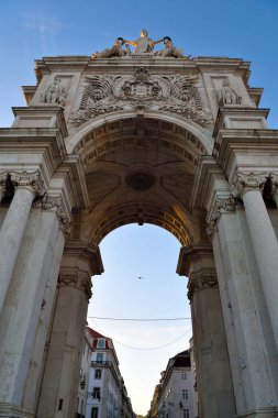Rua Augusta Kemeri, Praa do Comrcio 'yu Rua Augusta Lisbon Portekiz' e bağlayan zafer kemeri.