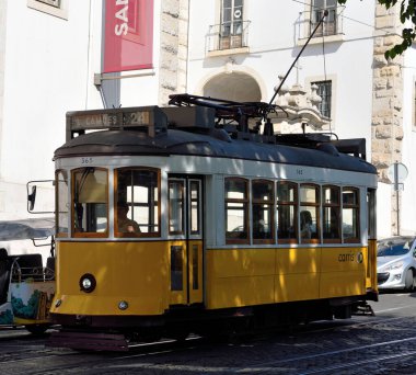 Tramvay 24, Praa Lus de Cames 'i, Bairro Alto Chiado bölgesini, şehrin kuzeyindeki Campolide ile bağlar, Prncipe Real ve Rato 27 Mayıs 2025 Lizbon Portekiz üzerinden geçer.