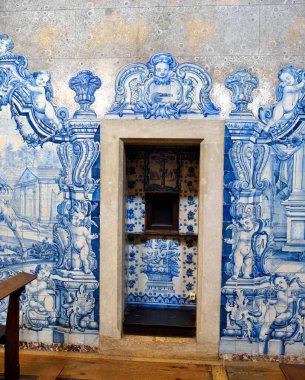 Yani Pedro de Alcntara Manastırı 26 Mayıs 2025 Lizbon Portekiz 'de Azulejos (boyalı seramik fayanslar) ile süslenmiş günah çıkarma.