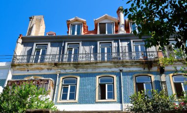 Lizbon, Portekiz 'in karakteristik binası, azulejos ile dekore edilmiş ön cepheleriyle tanınır, tipik donanımlı seramik fayanslar, Portekiz mimarisinin ayırt edici bir unsurudur.