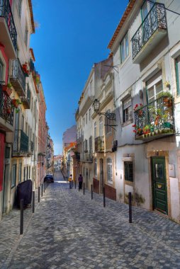 Lizbon, Portekiz 'de tipik bir cadde, tarihi mimari ve kaldırımlı sokaklar