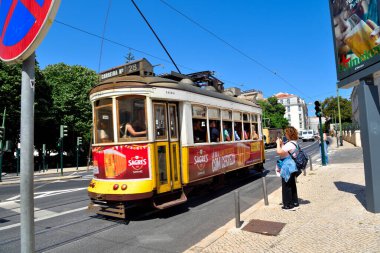 Klasik tarzıyla tanınan ünlü Tram 28, Alfama ve Graa 26 Mayıs 2025 Lizbon Portekiz gibi Lizbon 'un tarihi mahallelerinde manzaralı bir yol izler.