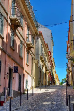 Lizbon, Portekiz 'de tipik bir cadde, tarihi mimari ve kaldırımlı sokaklar