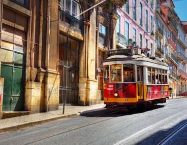 Klasik tarzıyla tanınan ünlü Tram 28, Alfama ve Graa 26 Mayıs 2025 Lizbon Portekiz gibi Lizbon 'un tarihi mahallelerinde manzaralı bir yol izler.